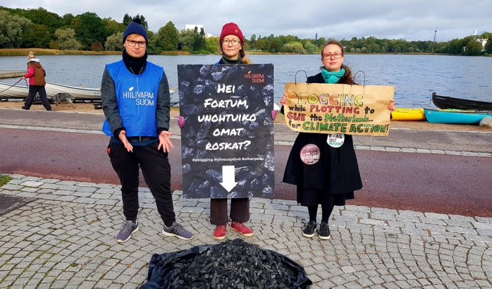 Vapaaehtoiset järjestivät tempauksen Fortumin viherpesua vastaan yhtiön plogging-tapahtumassa 21.9.