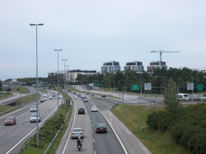Länsiväylä Espoossa. Nopea tieverkko lisää yksityisautoilua. Kuva Artturi Tilanterä.