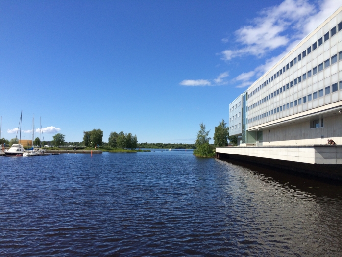 Kesätunnelmia Oulun kauppatorilta vuodelta 2014. Jos väentapaamisen lisäksi ehtii niin kannattaa käydä kääntymässä.