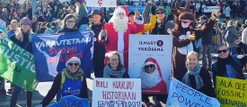 Maan ystävien ilmastokampanjan vapaaehtoiset ilmastomarssilla