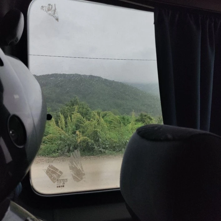 Skootteri ja Serbian vehreät kukkulat.
