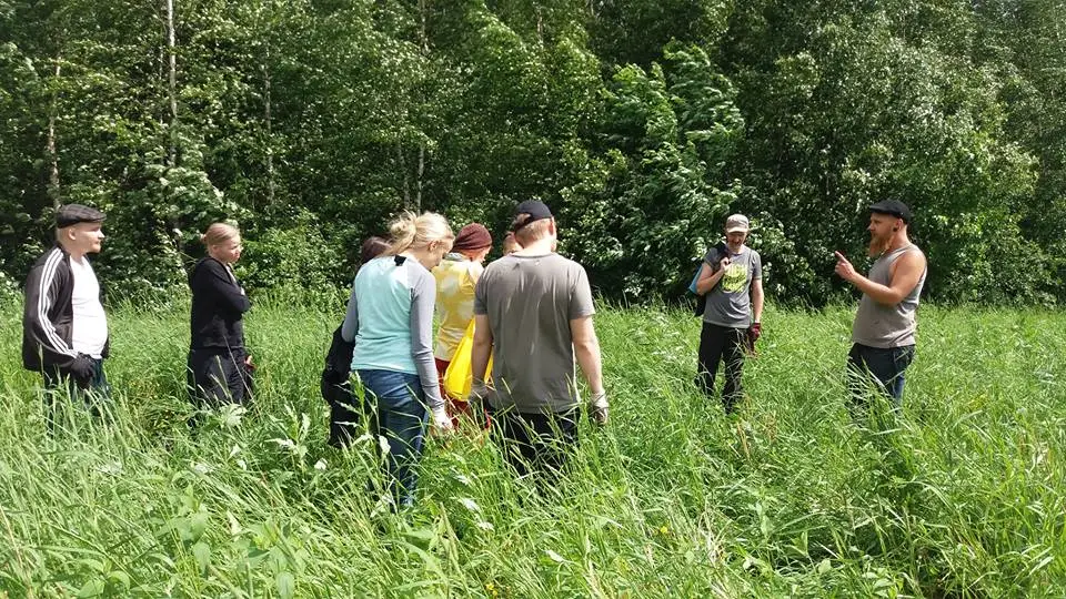 Kohopenkin risupohja rakentuu usean käsiparin voimin.