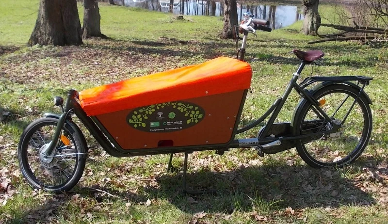 Laatikon päälle saa myös oranssin pressun sateelle herkkiä tavaroita varten.