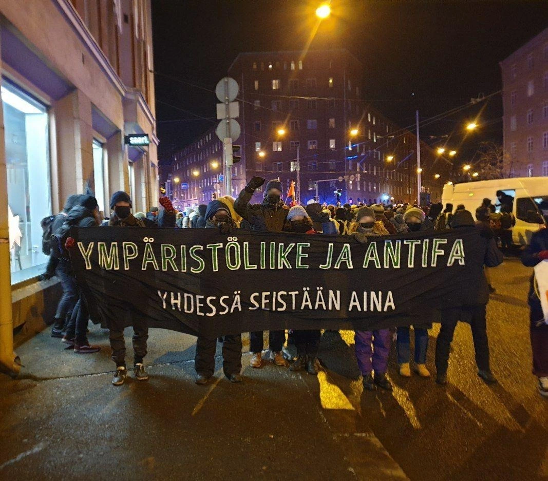 Ympäristöblokki Helsinki ilman natseja -mielenosoituksessa 6.12.2021.